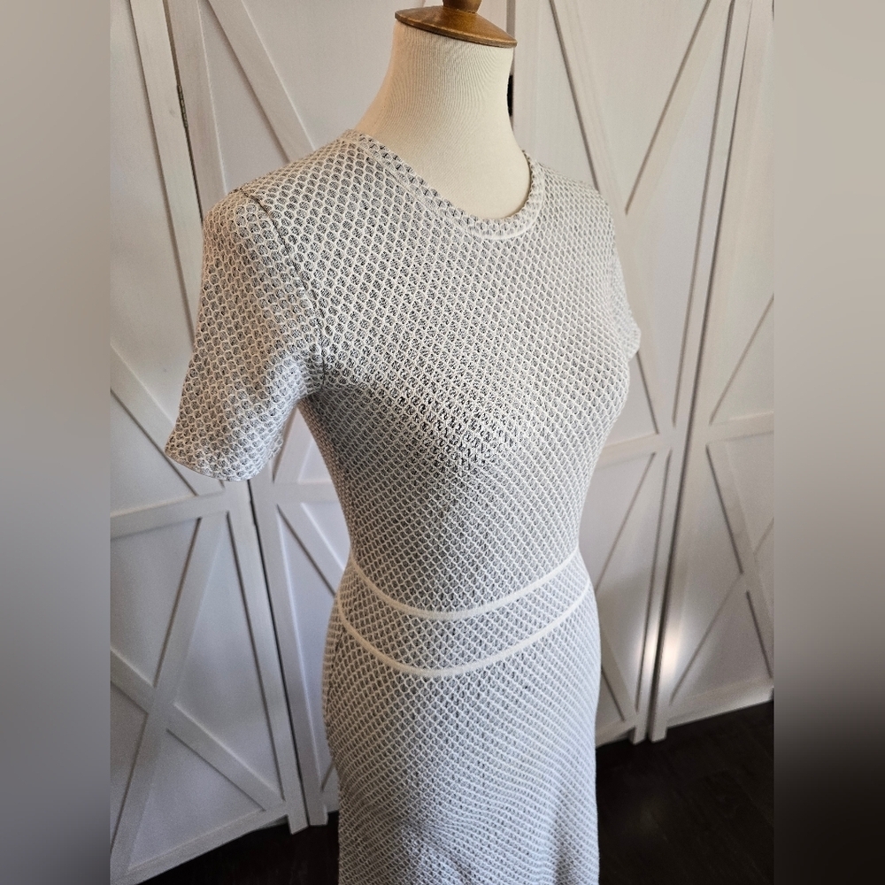 Theory - Grey & White Textured Knit Short Sleeve Fitted Sheath Dress